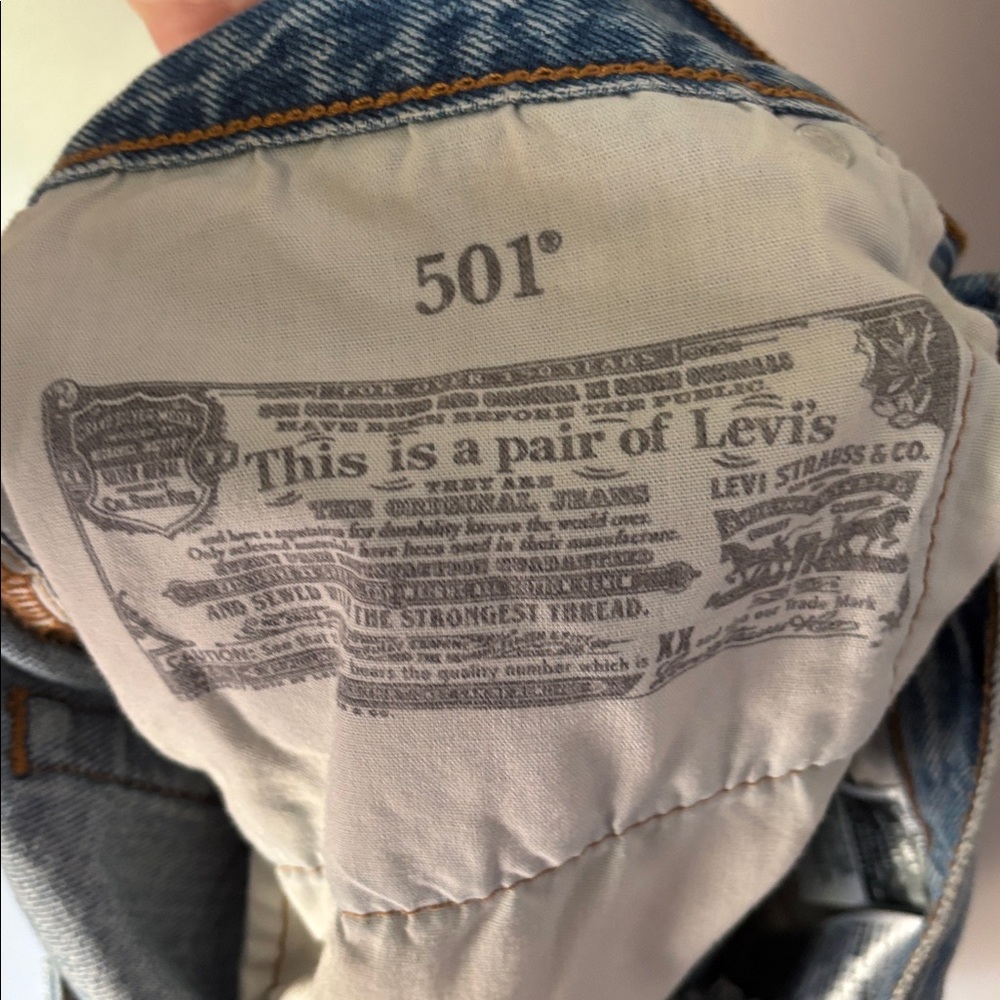 LEVIS 501 Women’s High-Rise Distressed Denim Shorts - Picture 7 of 9
